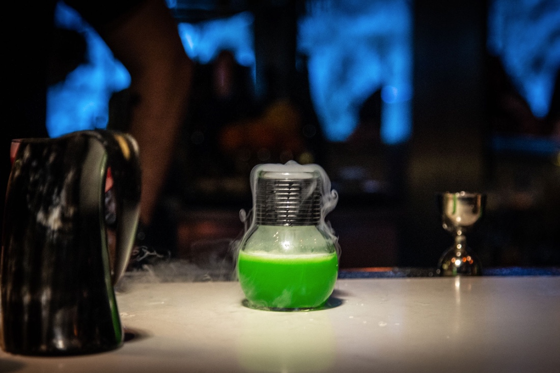 taste_0017_Throne2 Thumbnail